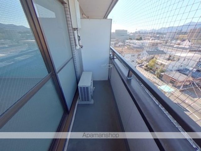 コート黒髪の内装写真