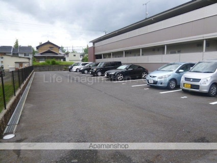 サーキディット[1LDK/33.39m2]の駐車場1