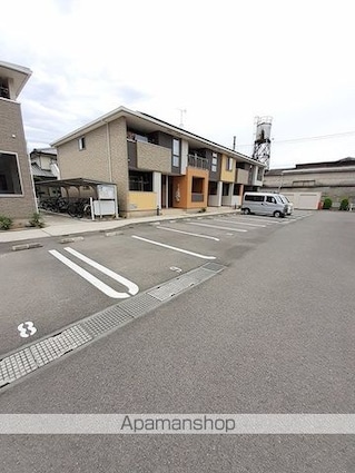 愛媛県新居浜市政枝町３丁目[2LDK/56.68m2]の駐車場