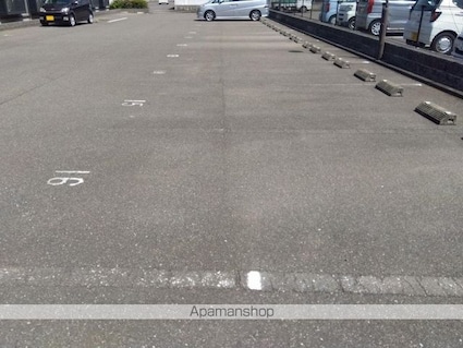 香川県坂出市築港町１丁目[1K/23.61m2]の駐車場1