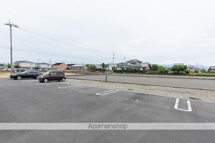 Ｉ・セレブ香川町Ａ・Ｂ[2LDK/62.89m2]の駐車場