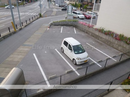 オアシスコート古沢[1K/24.75m2]の駐車場