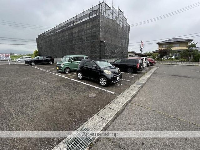 レオパレスダンデリオンびわぶち[1K/20.28m2]の駐車場1