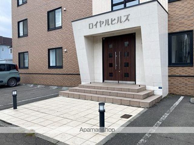 ロイヤルヒルズの玄関写真