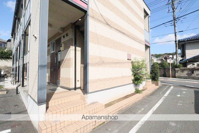 レオパレス箱根ヶ崎新宿坂の玄関写真