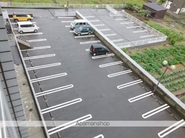 アズゥール[3LDK/70.39m2]の駐車場2