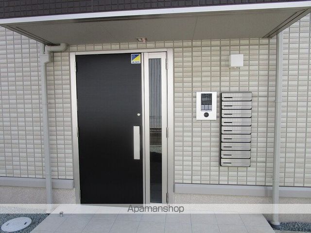 長野市 3階建 築8年の玄関写真