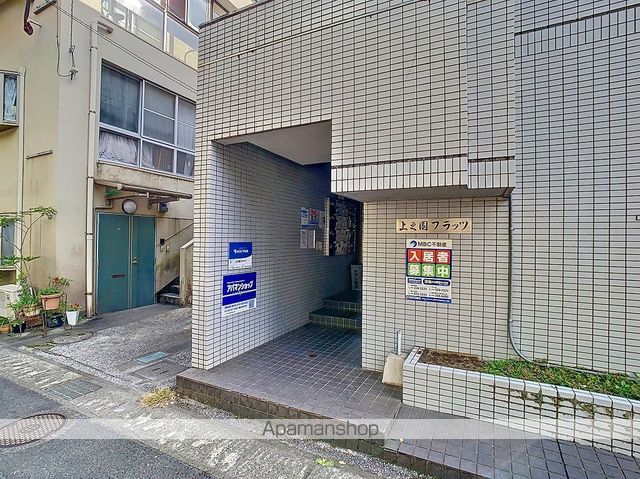 上之園フラッツの玄関写真