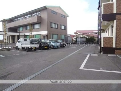 エルミナコート八日市[1LDK/54m2]の駐車場1