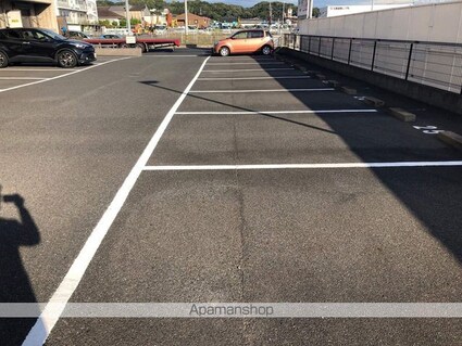 レアンドロス[1K/30m2]の駐車場