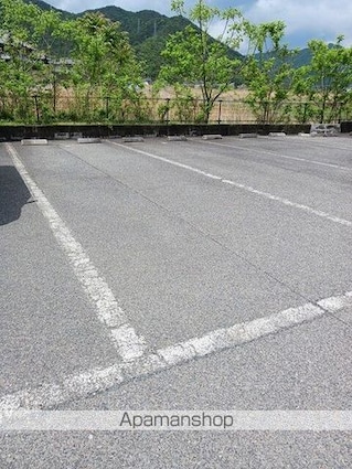 メゾン・ラフィーネ[2K/42.77m2]の駐車場