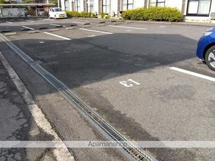香川県坂出市久米町２丁目[1K/26.49m2]の駐車場2