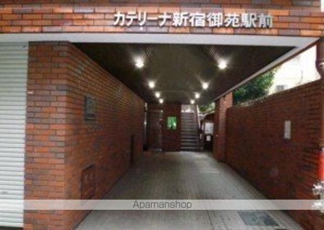 カテリーナ新宿御苑駅前の玄関写真