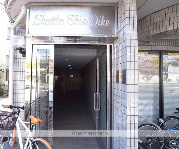 シャトル新御池の玄関写真