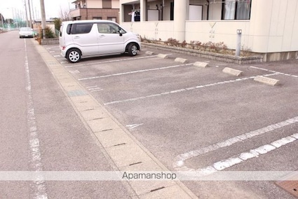 岐阜県美濃加茂市本郷町３丁目[1K/36m2]の駐車場
