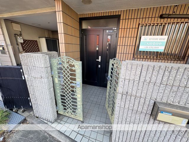 近鉄難波・奈良線 若江岩田駅 徒歩16分 3階建 築32年の玄関写真