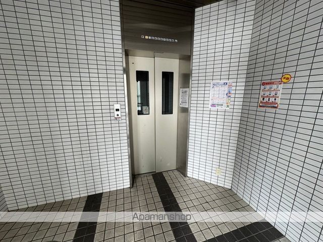 大通南8マンションの玄関写真