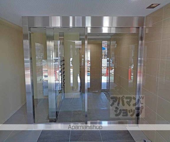 ローブコート六地蔵駅前の外観写真