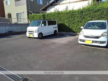 レオパレスルーチェ勝賀[1K/22.35m2]の駐車場