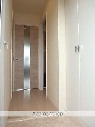 ラ・ヴィ・アン・ローズ[1R/23.17m2]の玄関