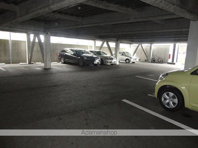 高知県高知市北本町４丁目[2LDK/66m2]の駐車場