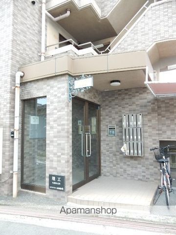 アークヒルズ西古松の玄関写真