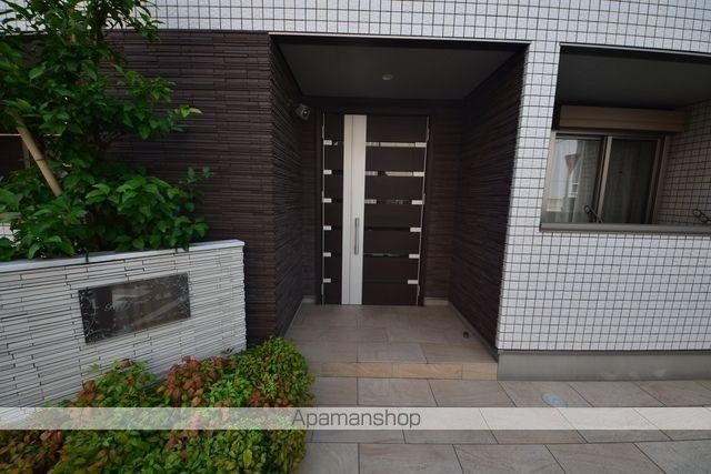 RAFFINE本郷の玄関写真