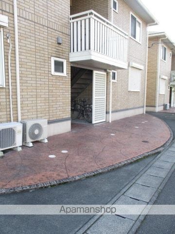 フローラタウン C棟の玄関写真