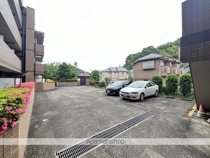 コムーネ八王子片倉[1DK/21.08m2]の駐車場