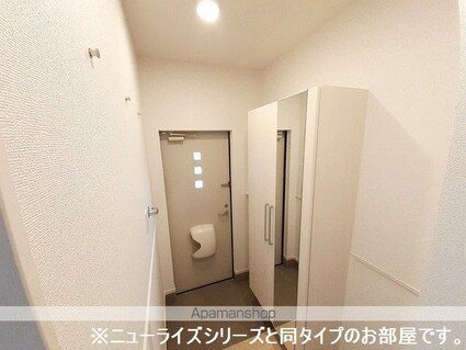 Ｋ，ａｕｔｕｍｎ　ｌｅａｖｅｓ[1LDK/50.05m2]の玄関