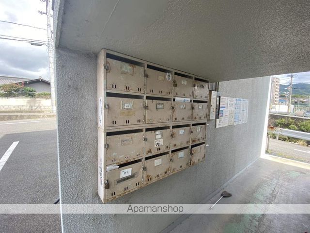 新原第2マンションの玄関写真