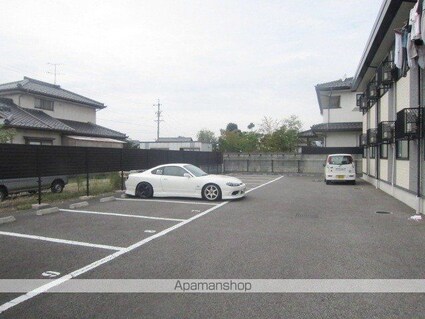 レオパレスＴｒｕｓｔ[1K/23.61m2]の駐車場2