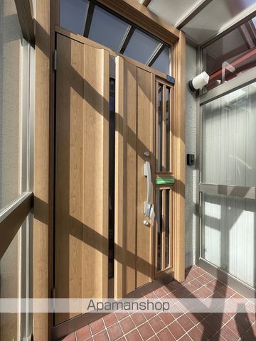 函館市 2階建 築47年の玄関写真