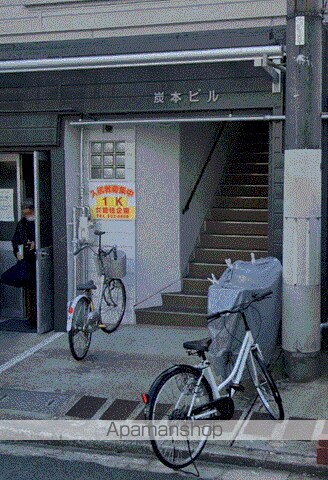炭本ビルの玄関写真