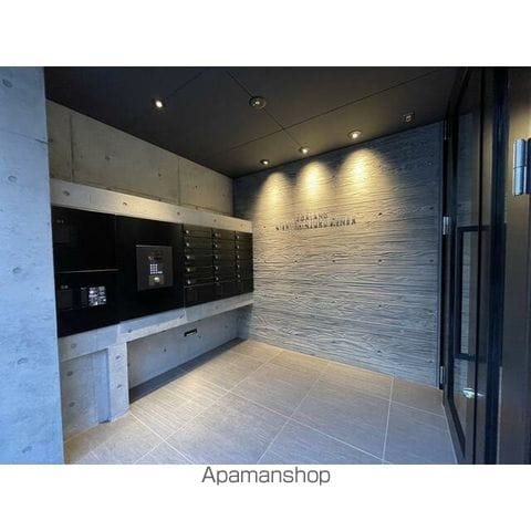 LEGALAND西新宿ANNEXの玄関写真
