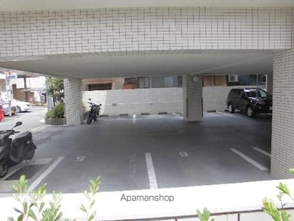 メゾン・ド・ペルレ[1R/26.24m2]の駐車場