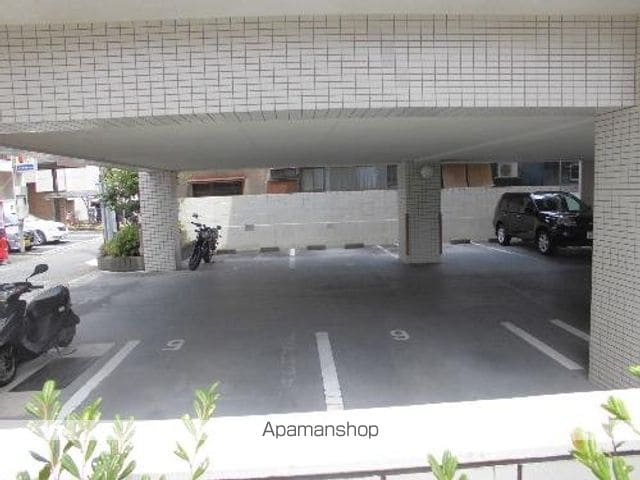 メゾン・ド・ペルレ[1R/26.24m2]の駐車場