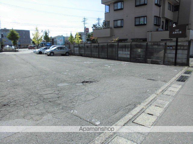 ロイヤルハイツ長本[店舗/67.69m2]の駐車場