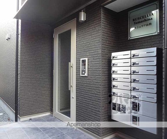 ルシェリア山科の玄関写真