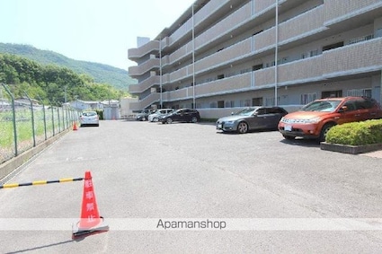 サーパス屋島[3LDK/69.95m2]の駐車場