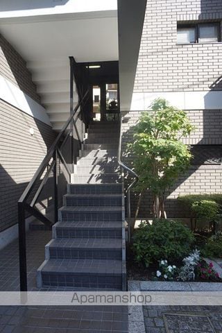 クインテット原宿の玄関写真
