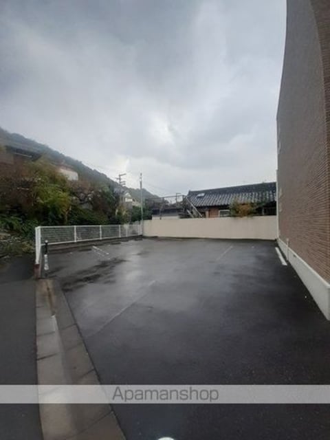 ルピエ紀三井寺[1K/27.18m2]の駐車場4