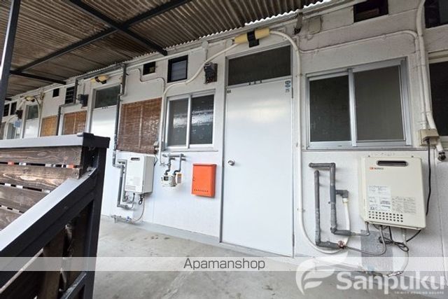 RーAPARTMENTの玄関写真