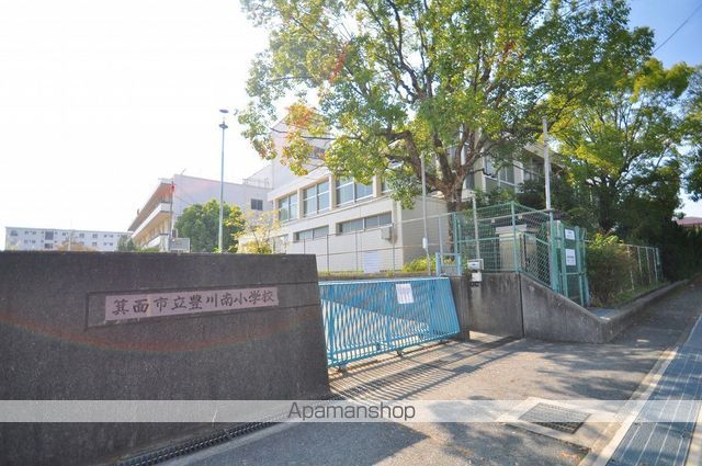 阪急千里線 北千里駅 バス乗車時間：10分 最寄りバス停で下車 徒歩1分 4階建 築40年の周辺写真