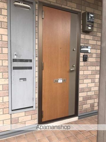 ロイヤルヴィレッジC棟の玄関写真