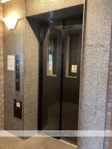 ルーブル仲六郷弐番館の玄関写真