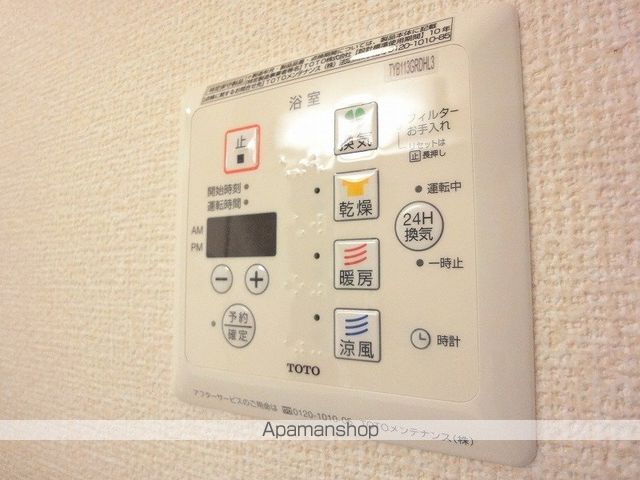 UN DE CES JOURSの内装写真