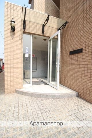 マンションニューヨーク医大東の玄関写真