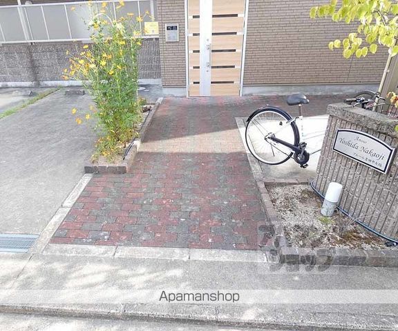 アムール吉田中大路の玄関写真