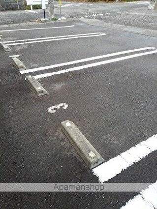 マーヴェラスＡ[1LDK/45.89m2]の駐車場1